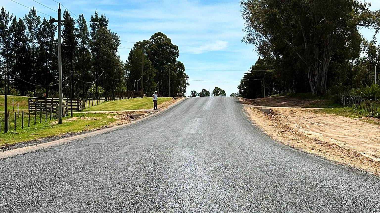 Calle con tratamiento bituminoso y supervisión de obra
