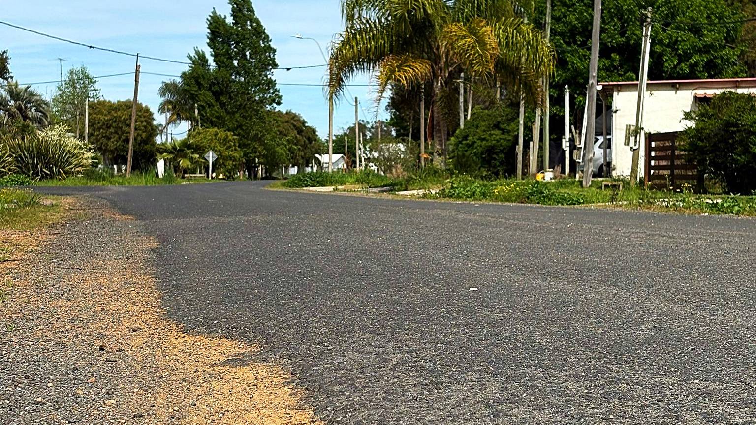 Calle urbana con tratamiento bituminoso