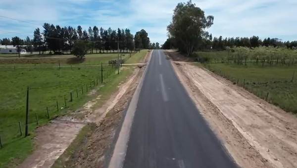 Vista aérea de un camino recto con tratamiento bituminoso