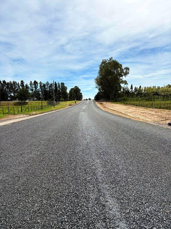 Camino ancho con tratamiento bituminoso