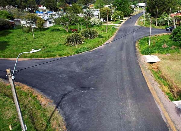 Vista aérea de un cruce de calles con tratamiento bituminoso